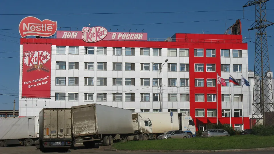 Обсуждается вероятное введение временного управления в российских подразделениях Nestlé. Компания заявляет, что производственные мощности работают, а инвестиции в 2022–2025 годах сохраняются.