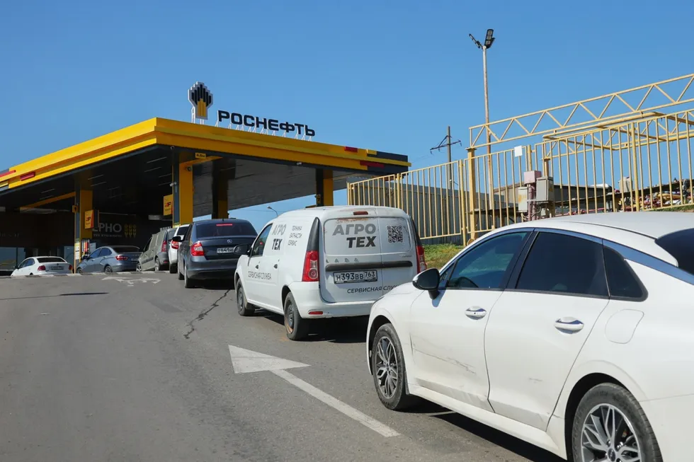 Цены на бензин растут в большинстве регионов, в крупных городах снова введены лимиты на продажу топлива. Аналитика: кризис транспорта влияет на экономику и цепочки поставок.