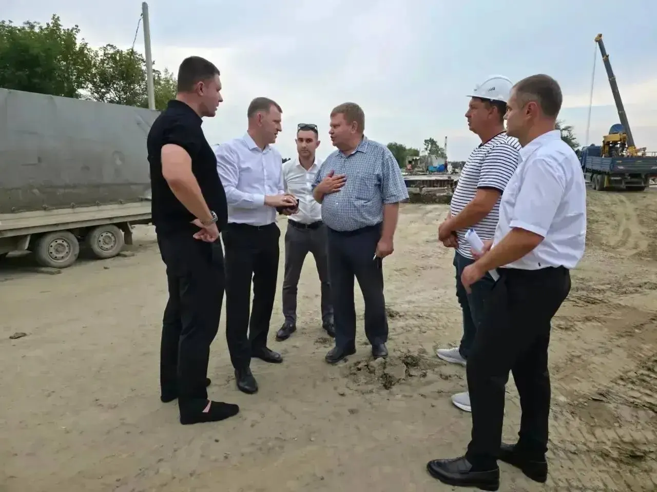 Глава города проверил темпы работ: завершаются подпорные стены, прокладываются ливневая канализация и инженерные коммуникации, движение по двум полосам планируется в сентябре, по всем — до конца года.