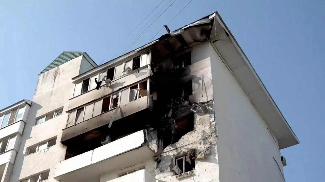 Погибли три человека, в том числе восьмилетний ребёнок; 24 человека ранены, 12 госпитализированы. В регионе объявлен режим ЧС.