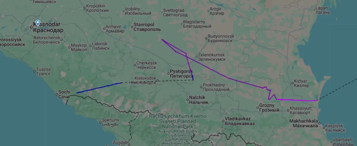 Самолёт из Красноярска трижды менял маршрут из‑за ограничений в аэропортах южной части страны; в итоге приземлился в Краснодаре через Сочи.