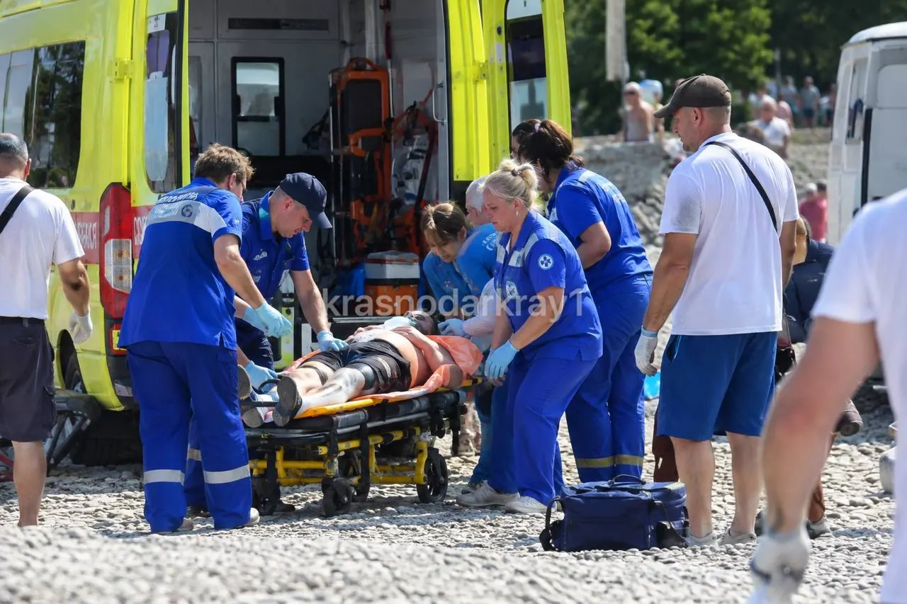Погибли люди на побережье в Геленджике и Архипо-Осиповке; десять пострадавших получили ранения, двое детей среди них. Власти назвали инцидент атакой по гражданской инфраструктуре.