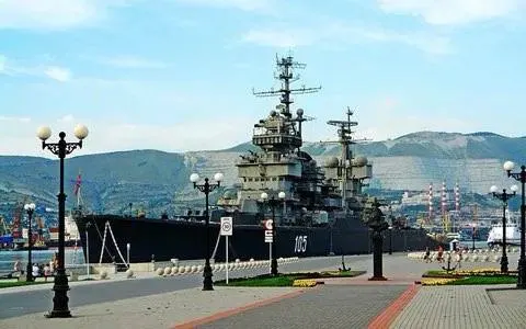Из-за прорыва водоводов на улице Магистральной в Новороссийске временно прекращена подача воды; ремонт планируют завершить к 22:00