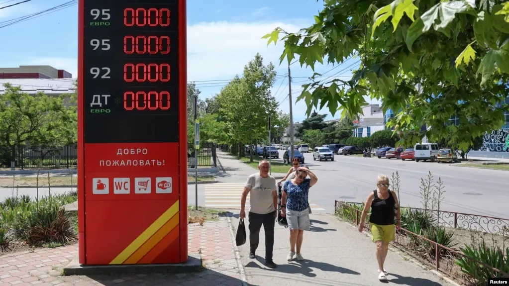 В Геленджике и соседних населённых пунктах бензин исчезает на заправках; очереди растут, поставки ограничены.