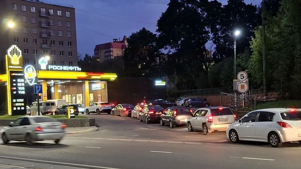 Из-за кризиса поставок топлива очереди на АЗС снова фиксируются в нескольких регионах, включая Краснодарский край. Правительство принимает меры по стабилизации процессов.