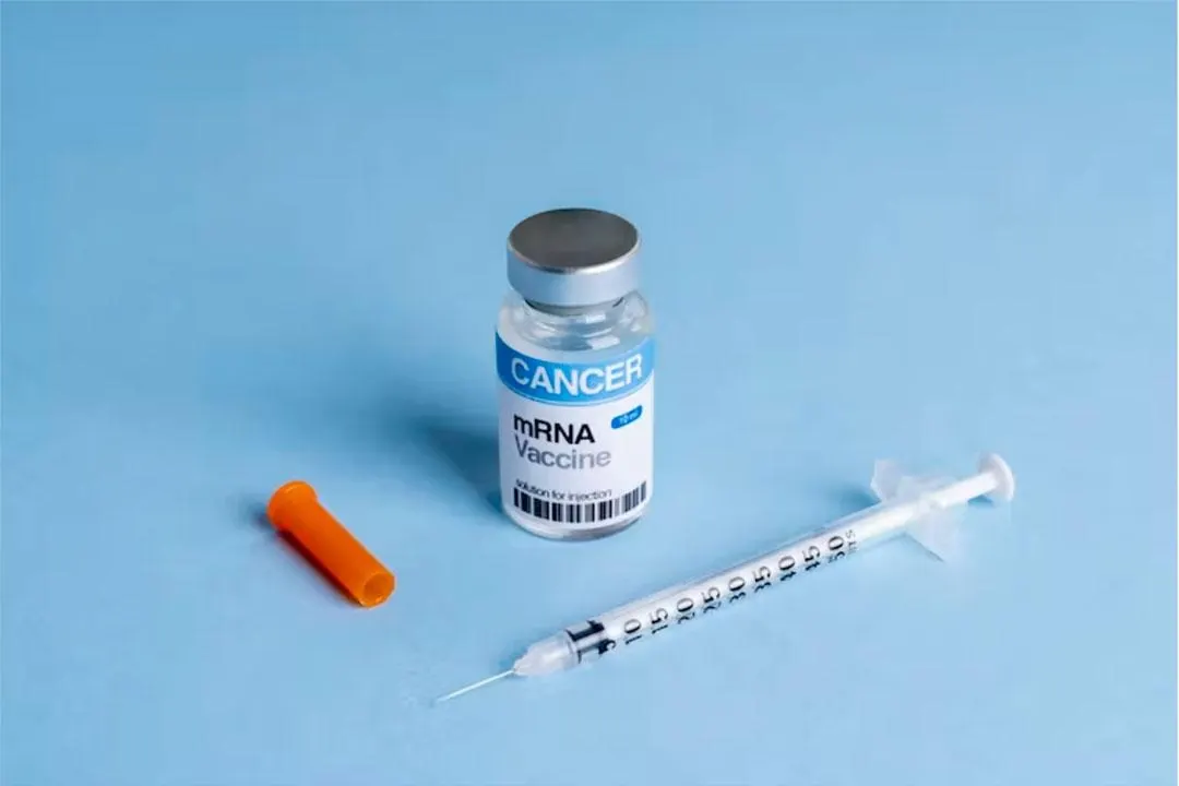 Moderna и Merck продемонстрировали успешные результаты мРНК-вакцины против меланомы. В России стартовало внедрение персонализированных онкологических вакцин в базовую программу обязательного медицинского страхования.