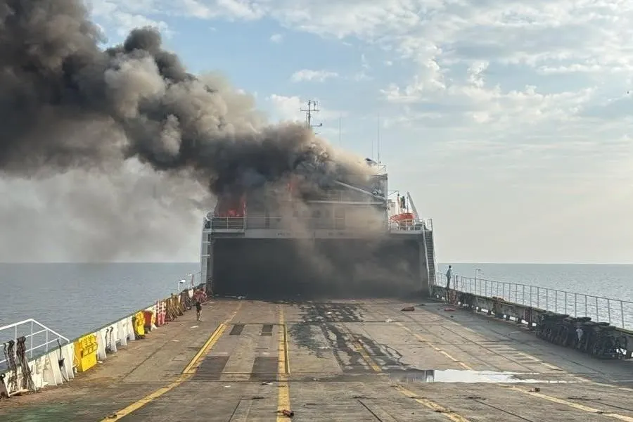 Дрон-атака повредила ролкер NADEZHDA в Черном море; погибших нет, но пострадали члены экипажа, начался пожар; судно эвакуировано в Новороссийск.