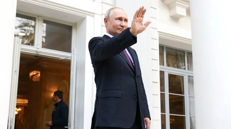 Статья о визитах Путина в сочинскую резиденцию, усилении охраны и роли беспилотников в регионе.