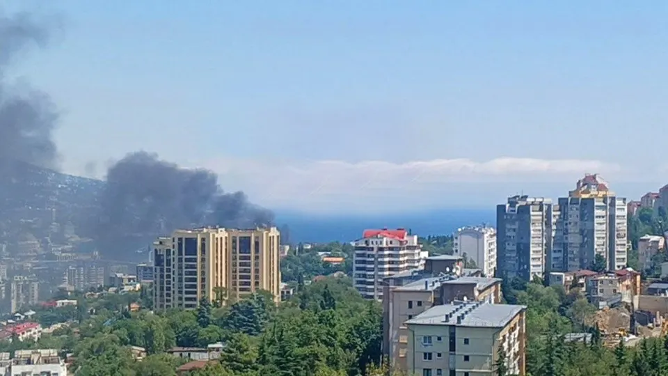 7 августа Ялту атаковали беспилотники по побережью, в результате чего возник пожар в здании на набережной. По данным местных источников, удар сопровождался пролётами дронов, жителей эвакуировали из близлежащих зон.
