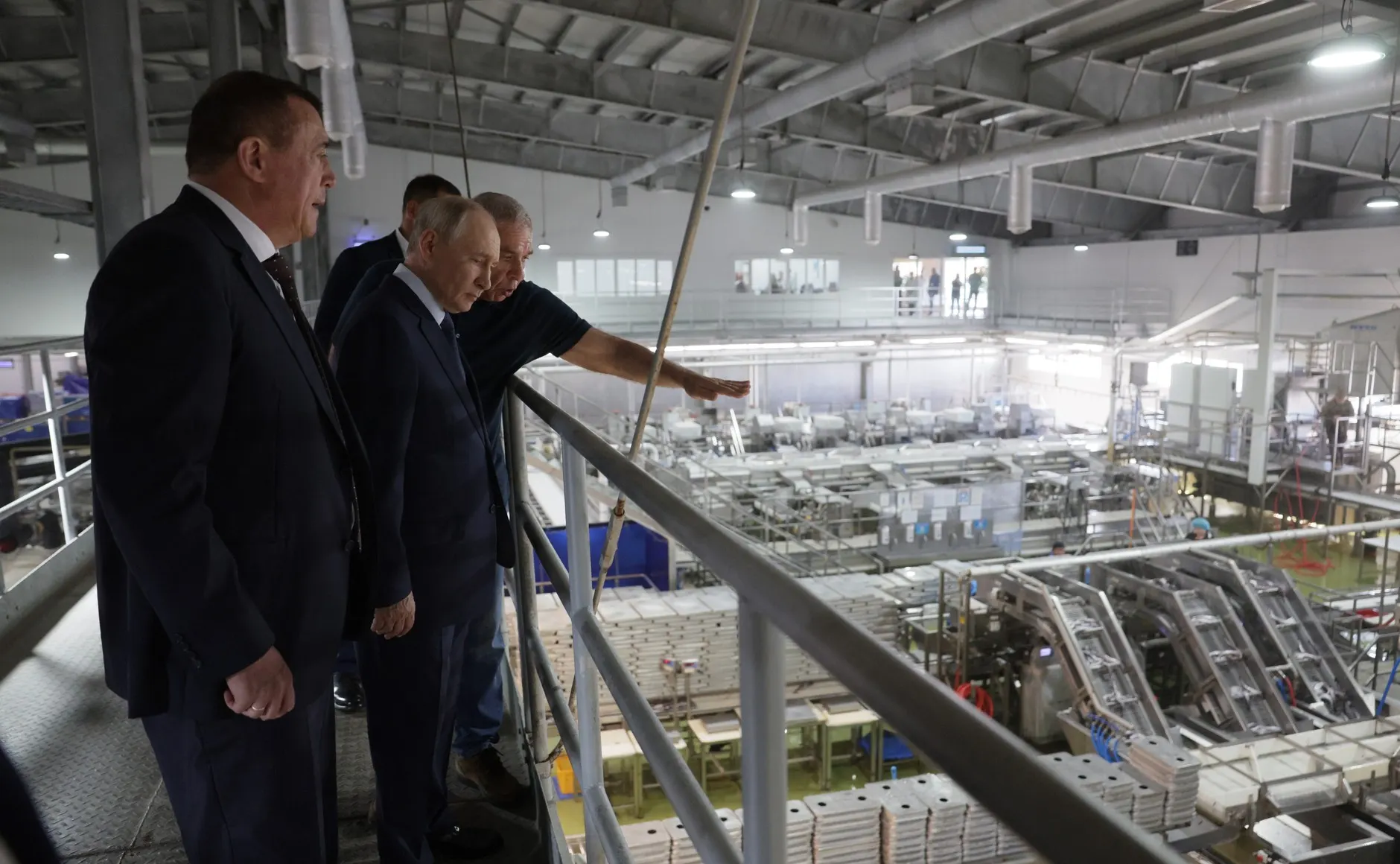 Владимир Путин впервые за долгое время побывал на Курильских островах, заявив о пересмотре курса по курильскому вопросу на фоне дипломатических трений с Японией.