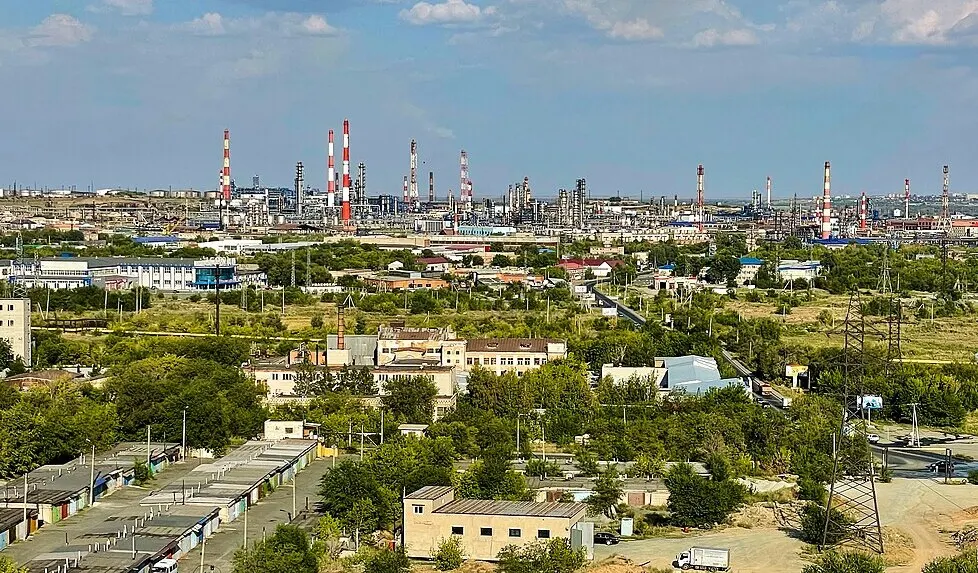 Орский НПЗ остановлен после атаки беспилотников; ремонт может занять до полугода. В регионе вводят режим продажи бензина по чётным/нечётным дням и ограничения на продажу топлива, ускоряется импорт бензина.