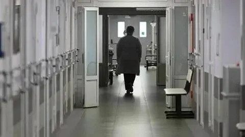 Пятеро пациентов, в том числе несовершеннолетний, продолжают лечение после ночной атаки украинских беспилотников; данные о тяжести ранений