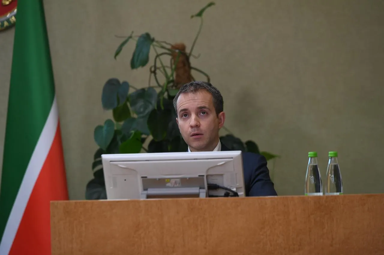 По делу о финансовой пирамиде Finiko арестован бывший руководитель Минсвязи России и Республики Татарстан; следственные действия проходят в заочном формате, местонахождение подозреваемого пока не установлено.