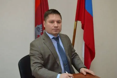 После серии обысков бывший заместитель начальника ГУ МВД по Краснодарскому краю Алексей Чебураков задержан по делу о крупном производстве и обороте контрафактной продукции сигарет. Расследование касается подпольных табачных заводов на Кубани.
