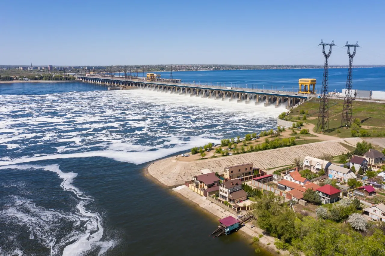 С 11 сентября по 10 октября введены обновлённые режимы сброса воды на Волжской ГЭС; специалисты считают, что осенний сброс 2026 года окажет положительное влияние на дельту Волги и Каспийское море.