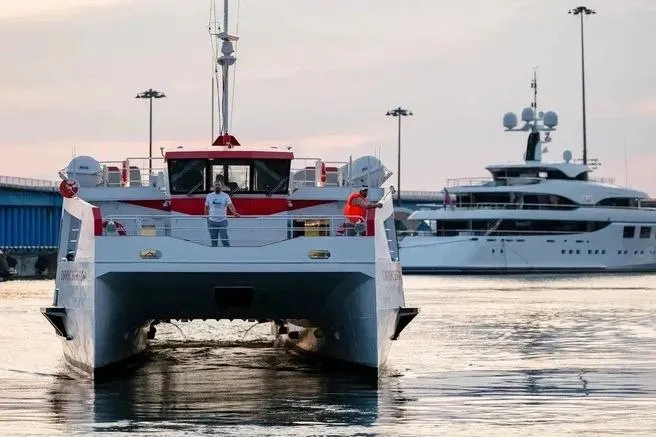 Скоростной катамаран вместимостью 200 мест запланирован для маршрутов между Сириусом и Сочи: сначала экскурсии, затем регулярные рейсы вдоль Черноморского побережья.