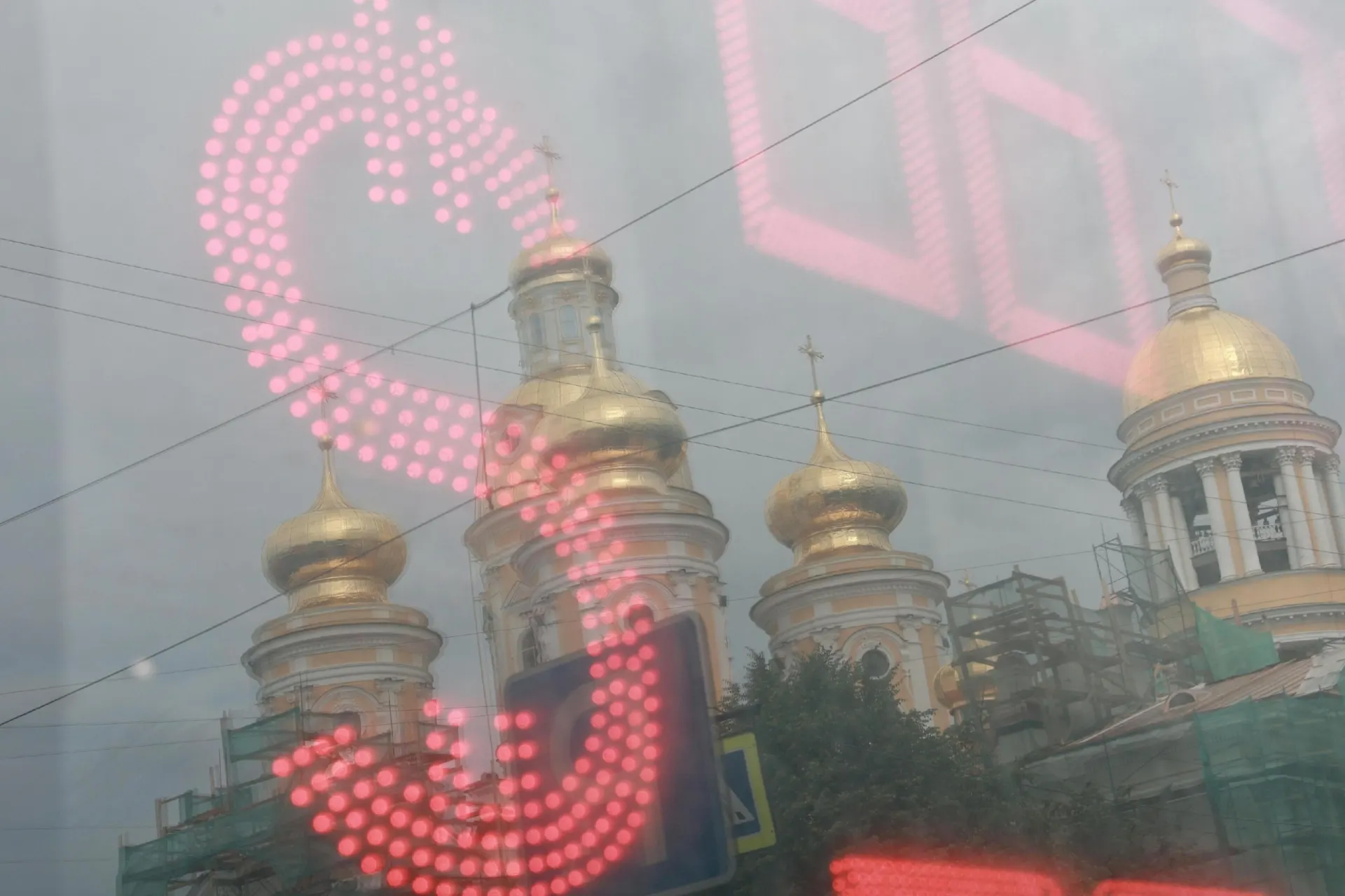 Летом курс рубля упал примерно на 25% по отношению к доллару; эксперты оценивают дальнейшие сценарии для валютного рынка и экономики.