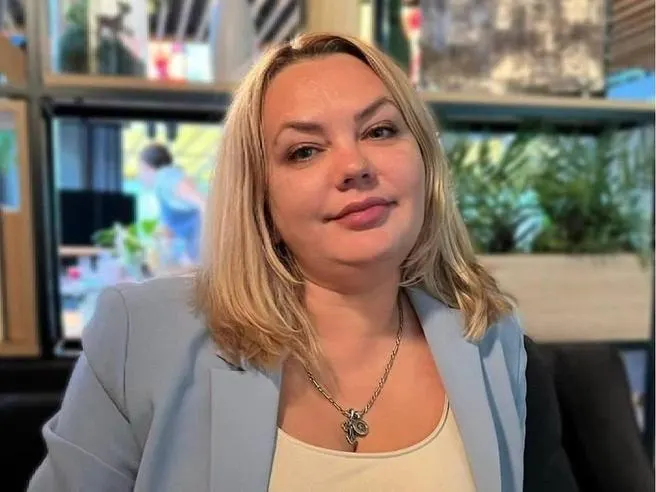 Дело поступило в суд Первомайского района Краснодара; обвиняемая Анна Елисеева подозревается в мошенничестве и взятке. Дело зарегистрировано и передано судье.