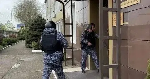 Оперативный штаб Краснодарского края сообщил о проведении учений с участием силовых ведомств и специальных служб для отработки реагирования на условную угрозу и применения светошумовых имитационных устройств.