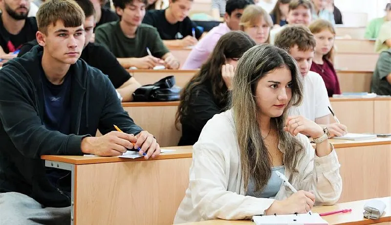 Выпускники Краснодарского края, набравшие 100 баллов на ЕГЭ по одному или нескольким предметам, получат единовременную выплату в 100 тысяч рублей; премии также получат десятки учителей.