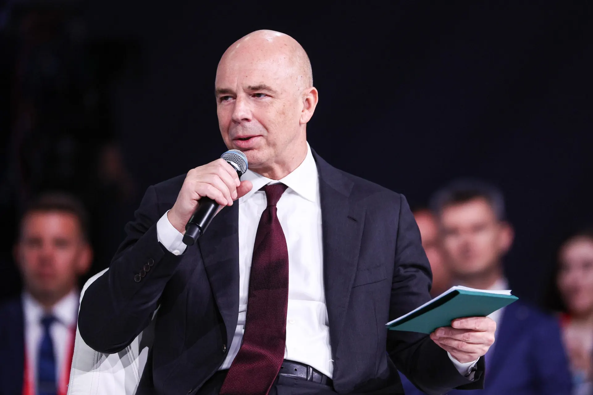 Минфин раскрыл параметры бюджета и возможность остановки снижения ключевой ставки до весны. Эксперты обсудили сценарии.