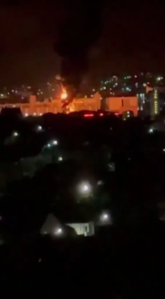 Обломки беспилотников упали на территории предприятий и рядом с многоквартирным домом в Новороссийске. Пострадавших нет; ликвидация последствий продолжается, возможен пожар на мазутном терминале.