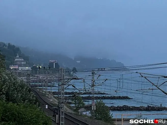 Жителям и гостям курорта рекомендуют держаться подальше от воды из‑за угроз беспилотных катеров.