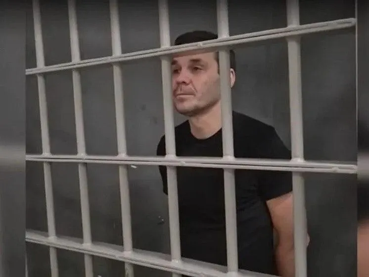 Гражданин России с двойным гражданством получил 14 лет колонии строгого режима по обвинению в госизмене; обвинение утверждает, что он переводил деньги украинским формированиям. Дело сопровождалось серией арестов и ростом числа подобных дел.