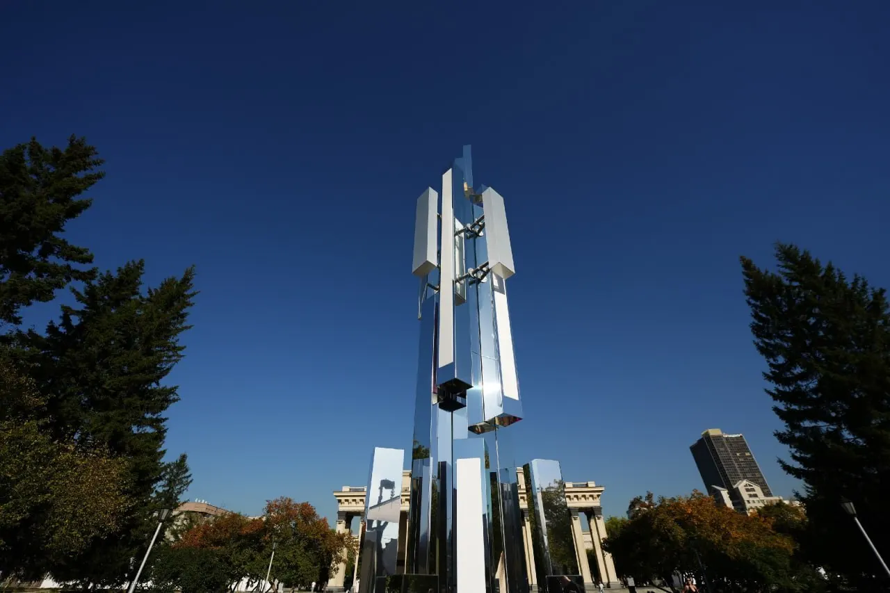 Операторы запустили сеть 5G в Москве и других городах, расширяя возможности умного города, телемедицины и автономного транспорта.
