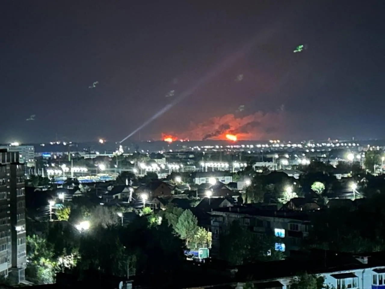 Курск, Сызрань, Таганрог и Волгоград: ночные события — пожар после падения обломков, слухи о дронах по НПЗ и оборонному комплексу, расследование против Noize MC, прогнозы по скидкам и новые цифры задолженности стран СНГ.
