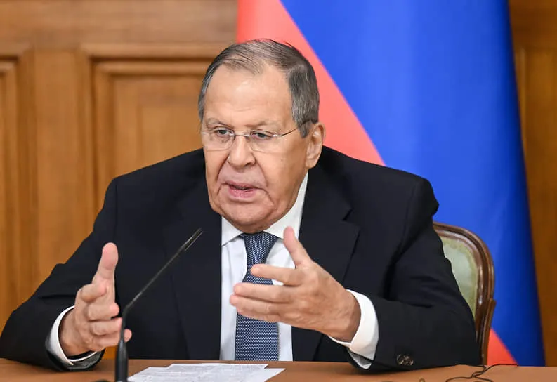 Министр иностранных дел заявил, что информационная война вокруг операции на Украине будет продолжаться и обостряться.