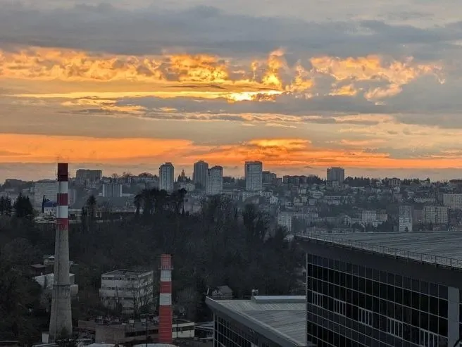 Воскресное утро ознаменовалось сиренами: в Сочи объявлена тревога по причине возможной атаки беспилотников; власти призвали граждан укрыться; аэропорт закрыт.