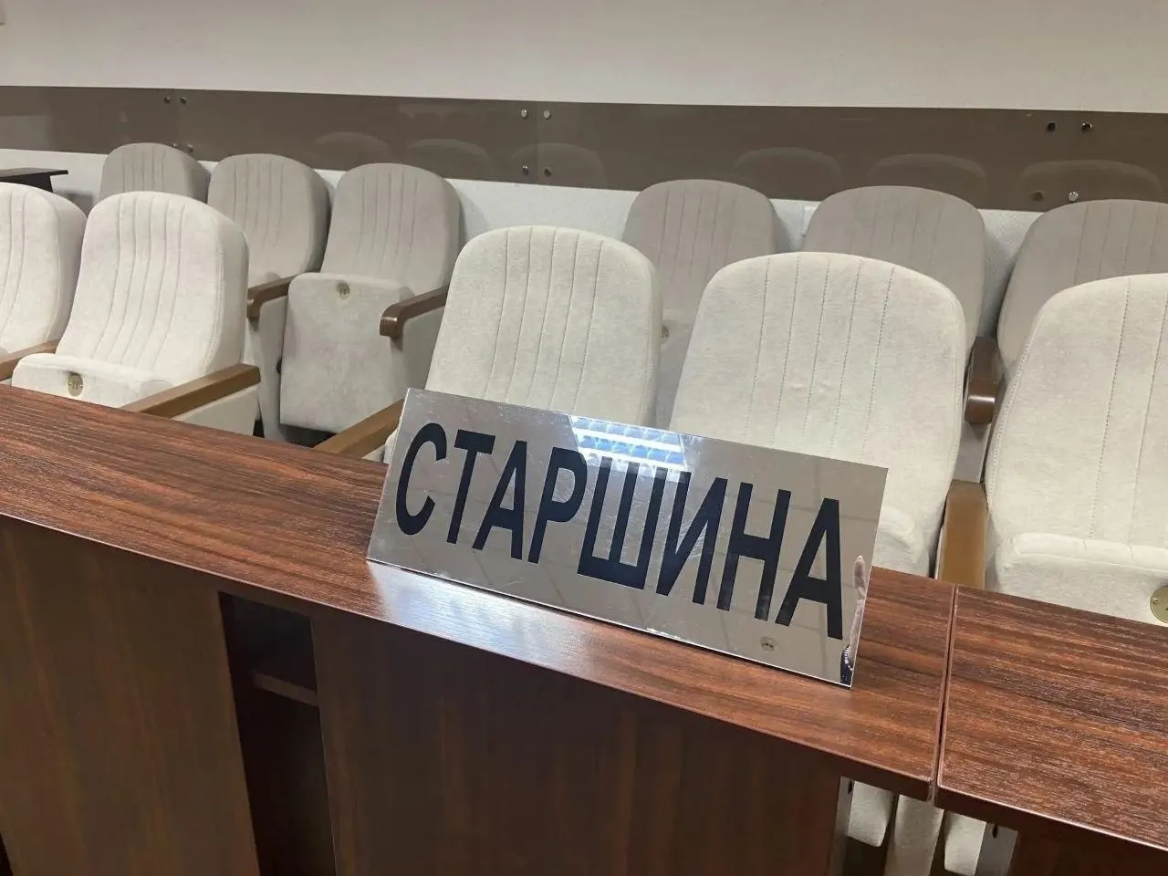 План предусматривает сокращение числа заседателей вдвое, а судья будет присутствовать в совещательной комнате. Разбираемся, зачем нужна такая реформа и какие последствия она может иметь.