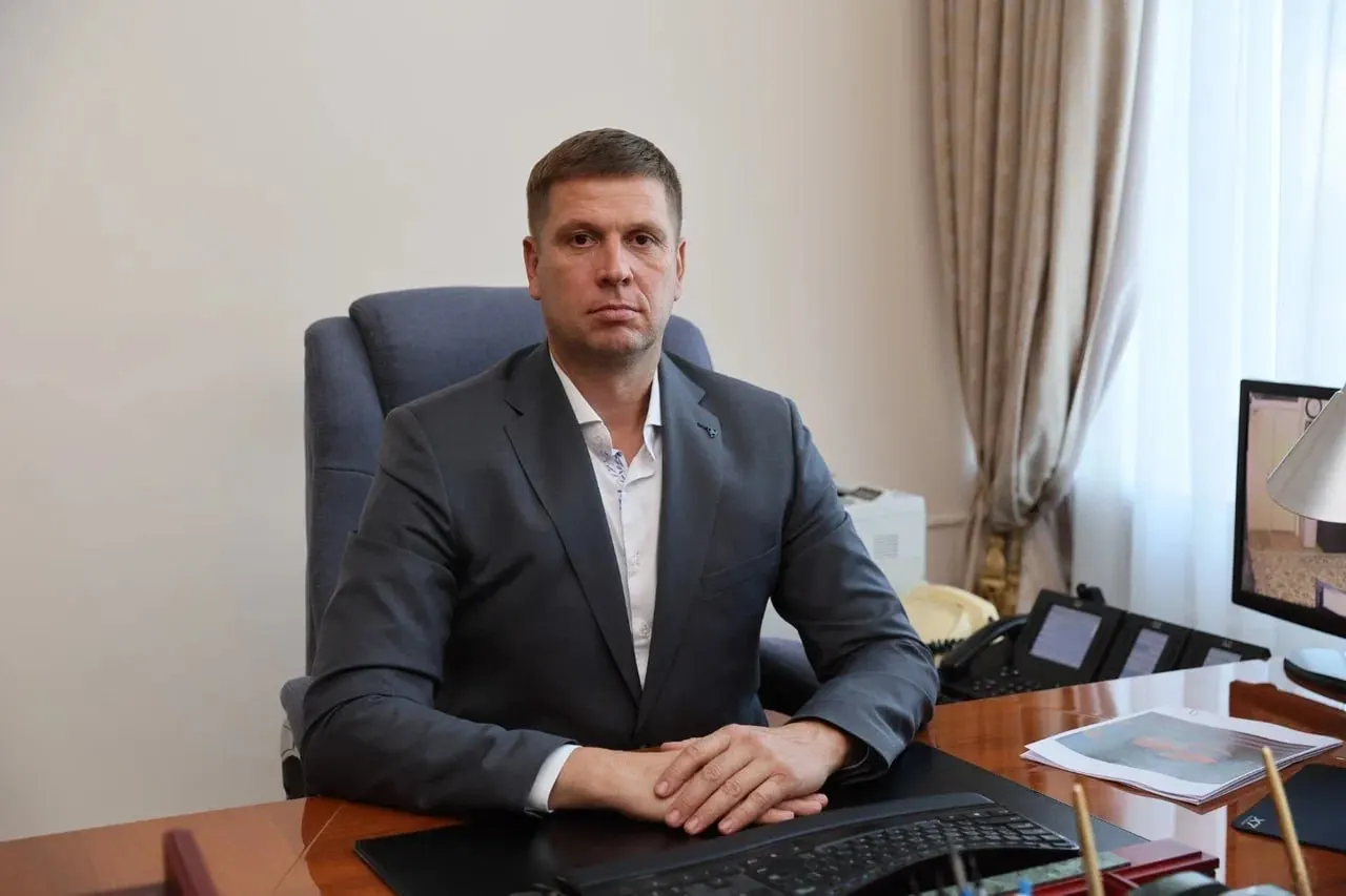 В регионе проходят следственные мероприятия в отношении приближённого к губернатору; официальные комментарии отсутствуют.