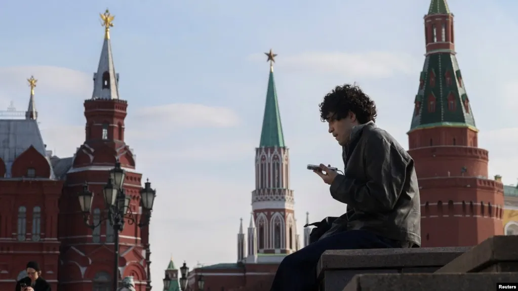 Правительство предложило идентификацию несовершеннолетних в соцсетях и сокращение их онлайн-времени; обсуждаются аналогичные меры в международном опыте.